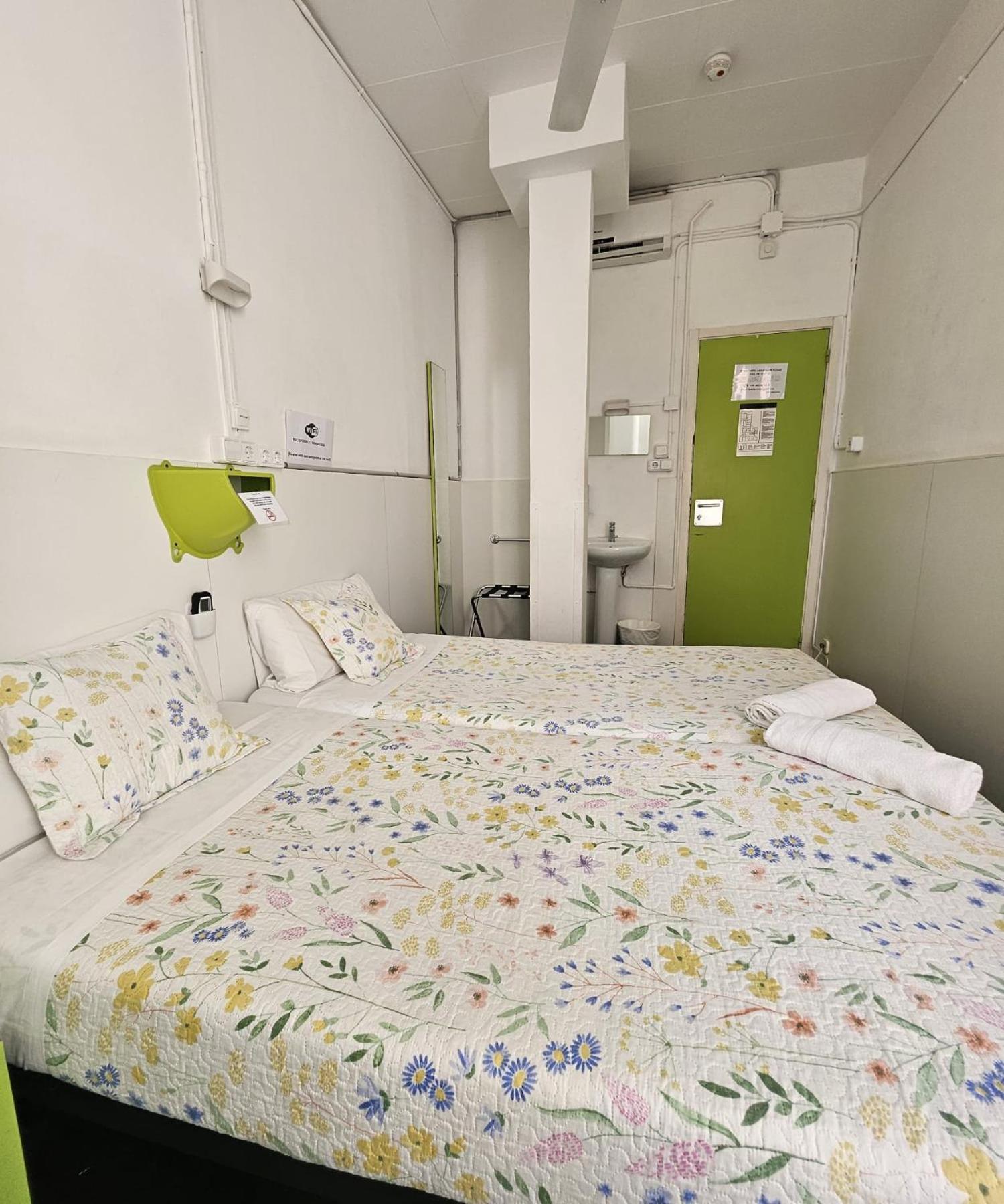 Central And Basic Universitat For Young Hostel — Photos 2