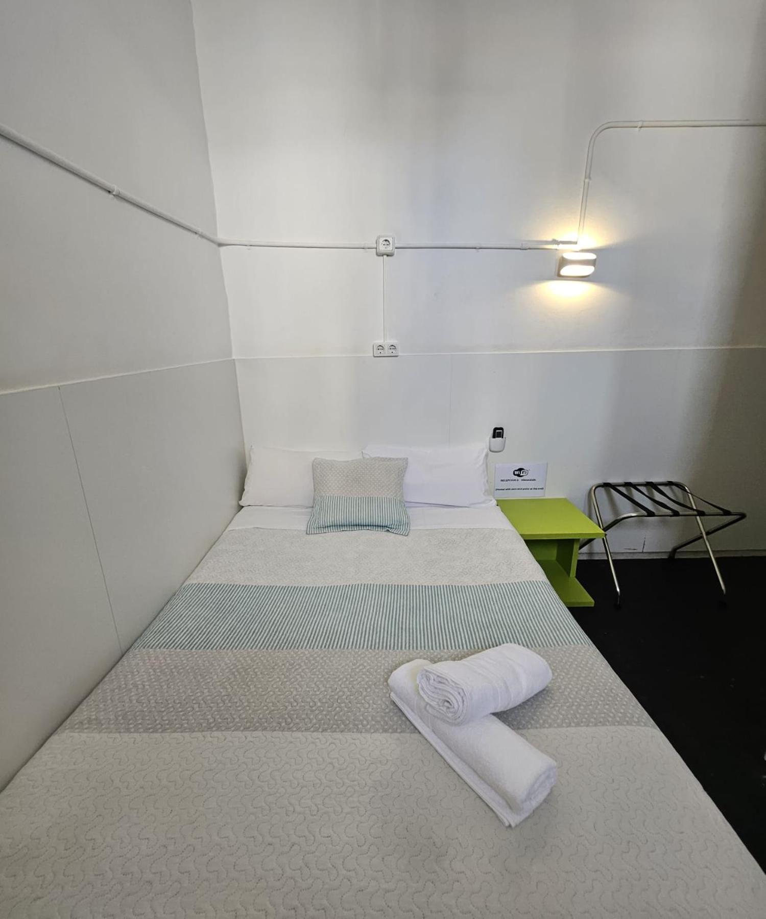 Central And Basic Universitat For Young Hostel — Photos 1